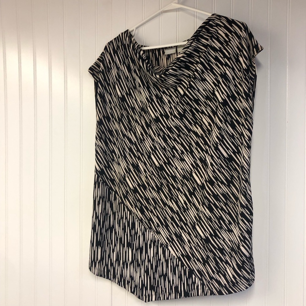 Chico’s Black and White Women's Top Size 2 Large Stretch Cap Sleeve